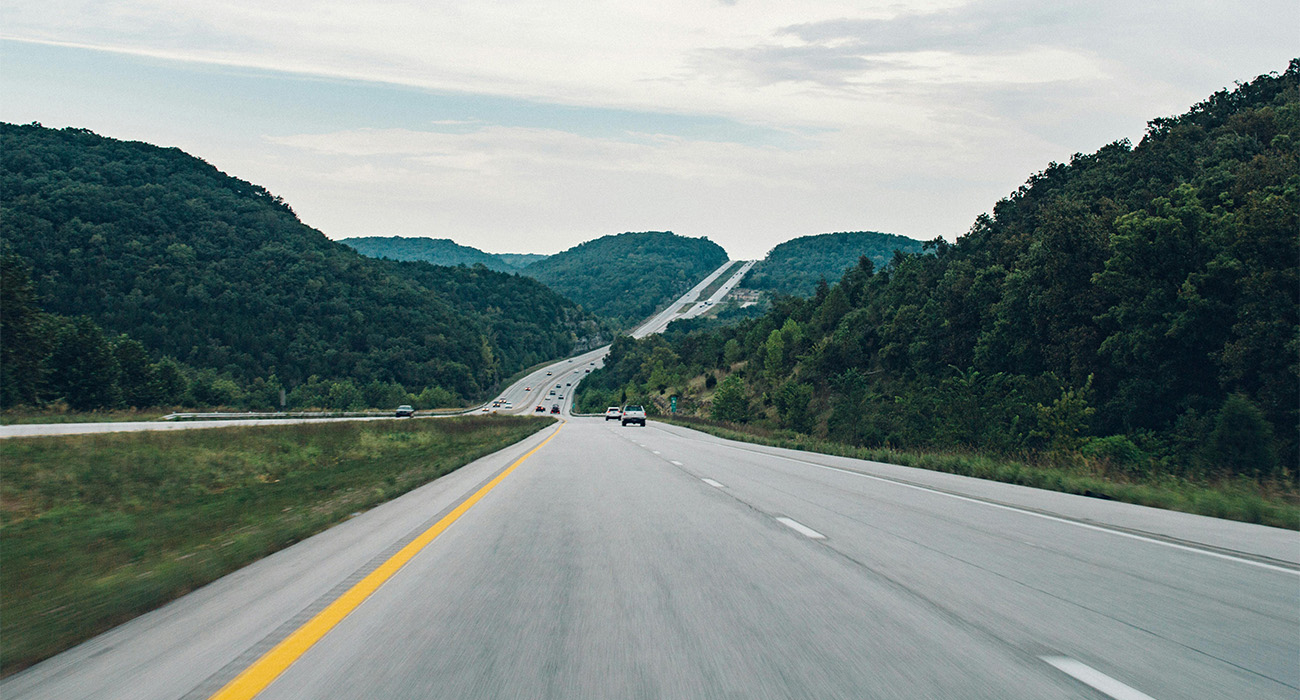 푸른 산과 길게 이어지는 도로 풍경